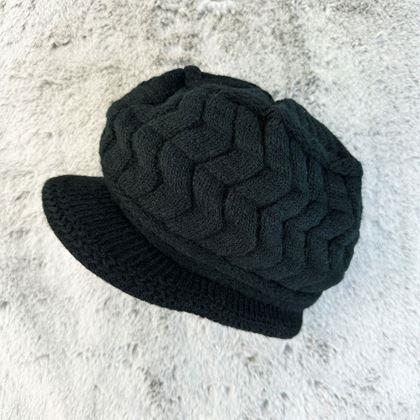 Obrazek z Ocieplany beret z futerkiem - czarny