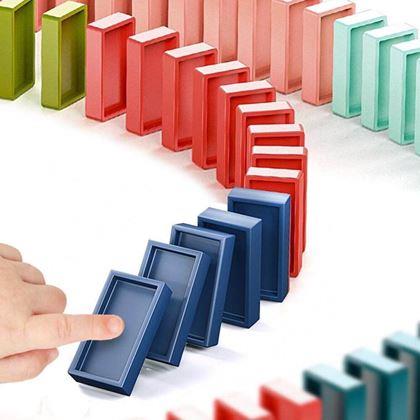 Obrazek z Pociąg układający domino