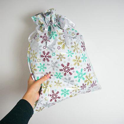 Obrazek z Worek do pakowania prezentów świątecznych ze sznurkiem - 51x39 cm - płatki śniegu